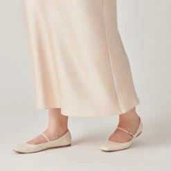 REYES BALLET FLATS IVORY LEATHER -Modish Shoe DOLCEVITA FLATS REYES IVORYLEATHER ONFOOT 2