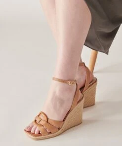 MAZE WEDGES LUGGAGE LEATHER -Modish Shoe DOLCEVITA WEDGES MAZE LUGGAGELEATHER ONFOOT 1