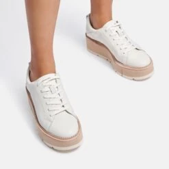 TOYAH SNEAKERS WHITE LEATHER -Modish Shoe TOYAH WHITE LEATHER ON FOOT 1